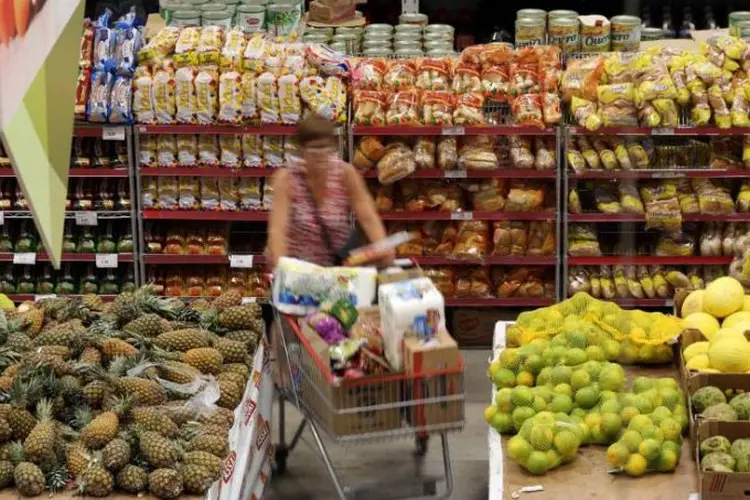 Compras: segundo o Ipea, apenas a inflação dos alimentos responde por 97% de toda a variação de preços em dezembro (Paulo Whitaker/Reuters)