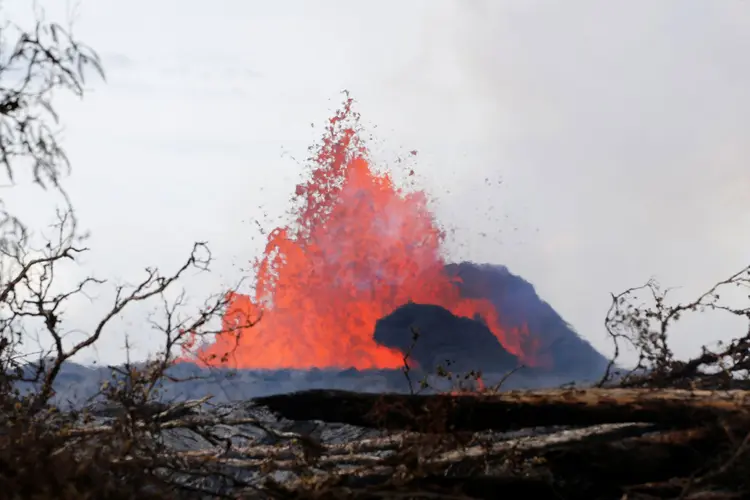 Havaí: lava que emerge do vulcão Kilauea cobriu um poço potencialmente explosivo de uma usina geotérmica (Marco Garcia/Reuters)