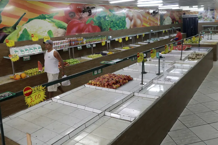 Supermercados: entidade já havia chamado atenção para a falta de produtos perecíveis, em especial nas seções de hortifrúti, açougue e laticínios (Ricardo Moraes/Reuters)