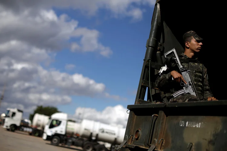 Estradas: cerca de 600 militares realizam na manhã desta quarta-feira, 30, uma operação para desobstruir pontos em rodovias (Ueslei Marcelino/Reuters)