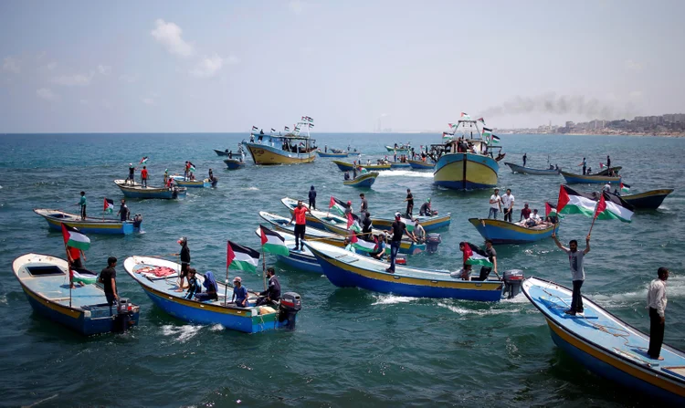 O navio que tentava chegar ao Chipre foi acompanhado de outro navio que levava jornalistas e de dezenas de barcos previstos para participar do primeiro trecho da viagem (Mohammed Salem/Reuters)