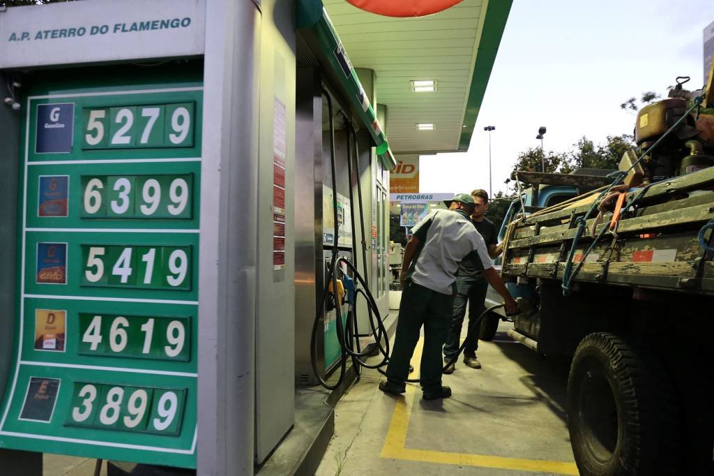 Postos: governo fiscalizou 2.329 postos de combustíveis para verificar o repasse do desconto de R$ 0,46 no litro do diesel (Sergio Moraes/Reuters)