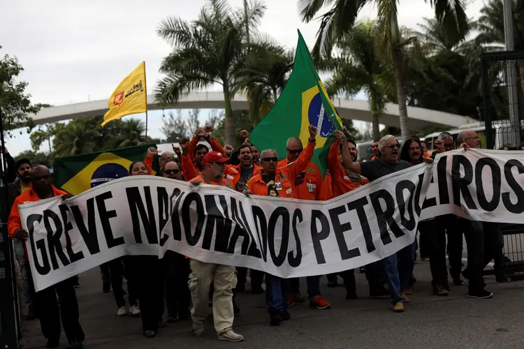 Greve dos petroleiros: até o momento, 22 plataformas e 10 refinarias aderiram à paralisação (Ricardo Moraes/Reuters)