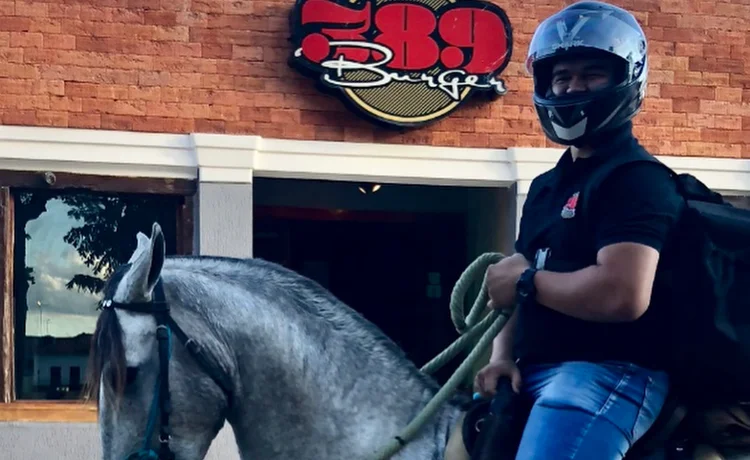 389 Burgers: entregas com cavalos, na falta de combustível (AdNews/Reprodução)