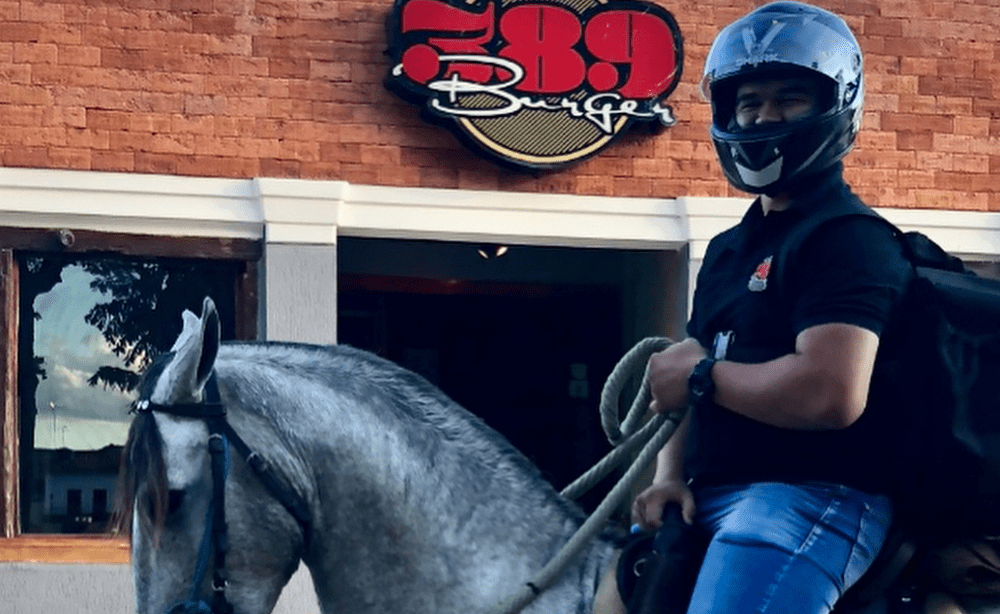Sem gasolina, restaurante coloca motoboys para fazer entregas a cavalo