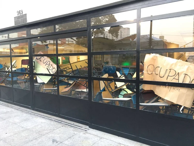 Protesto de alunos da PUC pela efetivação de professora negra no curso de Serviço Social (Redes sociais/Reprodução)