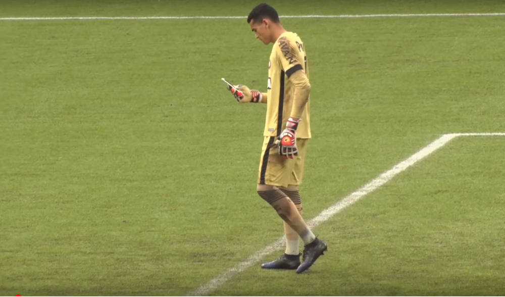 Goleiro usando celular antes de jogo é ação de marketing da Uber