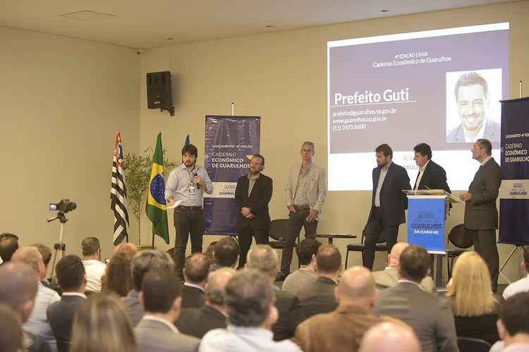 Retomada: durante a apresentação do 4º caderno econômico de Guarulhos, o prefeito Guti (à esq.) fala sobre os avanços do município ao longo de seu mandato   (Nicollas Ornelas/PMG/Divulgação)