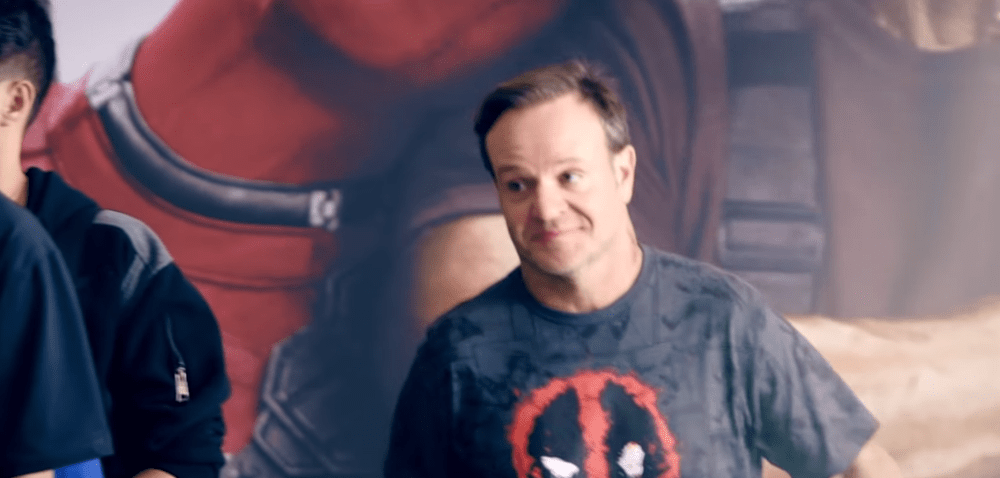 Cheio de graça, Barrichello estrela campanha de lançamento do Deadpool 2