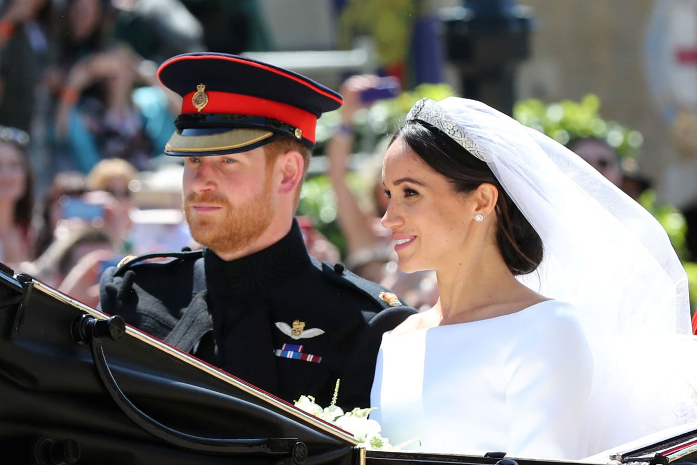 Trajes usados por Meghan e Harry em casamento serão exibidos em Londres