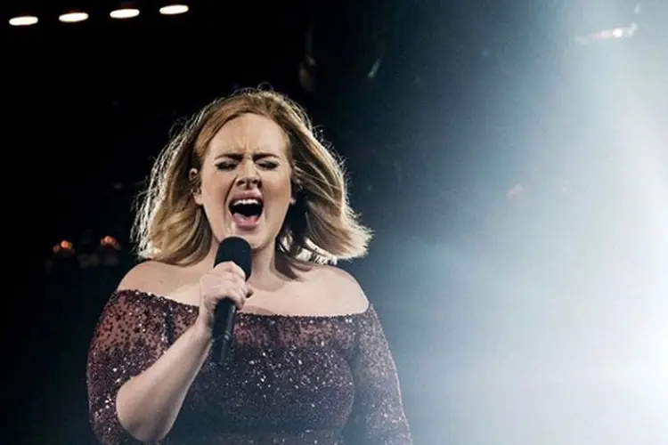 Adele: cada imagem faz referência a momentos icônicos do filme de James Cameron (Adele/Instagram/Reprodução)