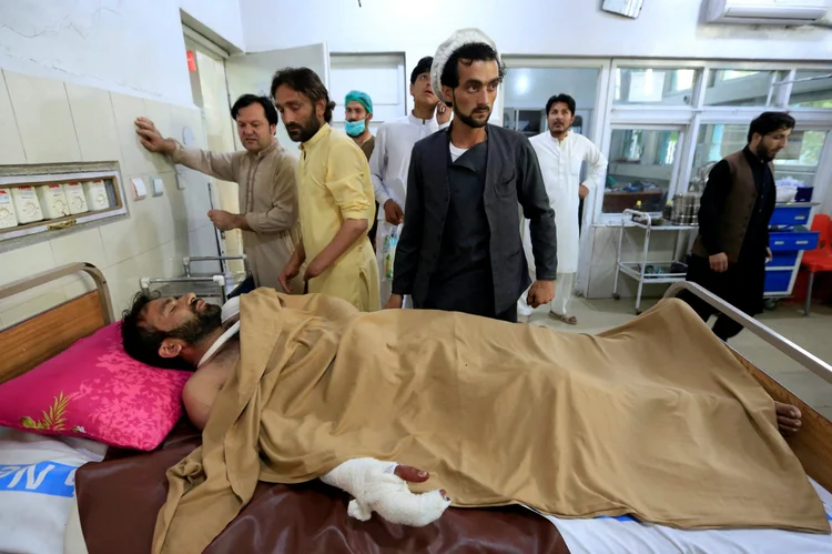 Homem recebe tratamento após explosões em estádio de Jalalabad , no Afeganistão: atentado não foi reivindicado (Parwiz/Reuters)