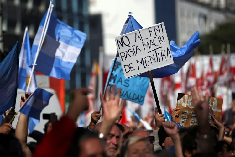Protestos na Argentina: moeda nacional se desvalorizou quase 30% em relação ao dólar em dois meses, e o IPC já acumula aumento de 9,6% no ano (Agustin Marcariano/Reuters)