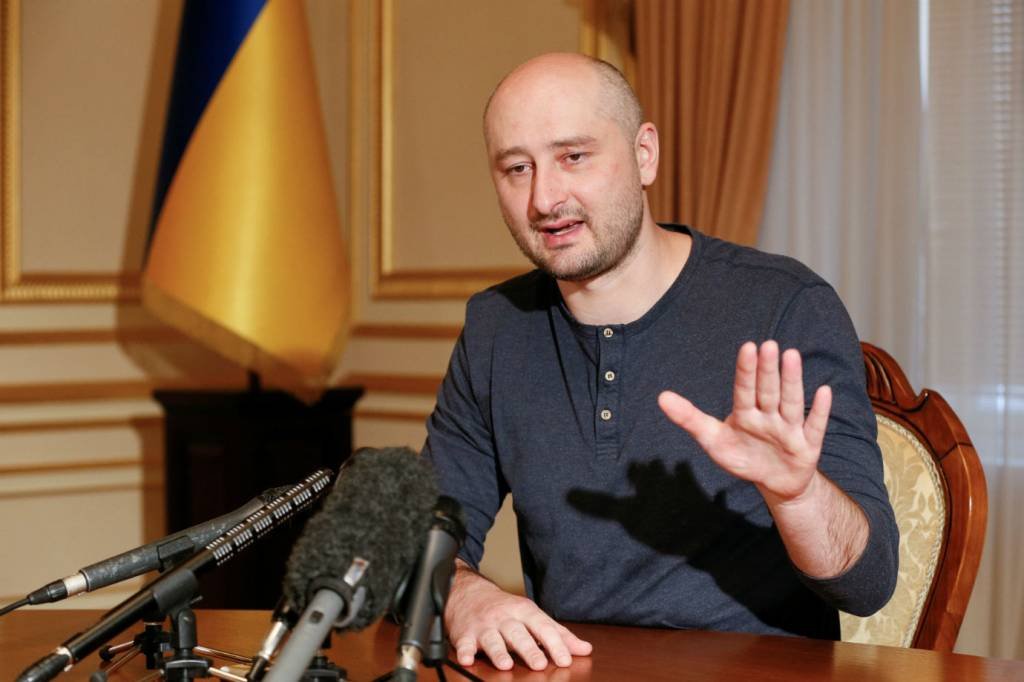 Presidente da Ucrânia chama encenação de jornalista de "brilhante"