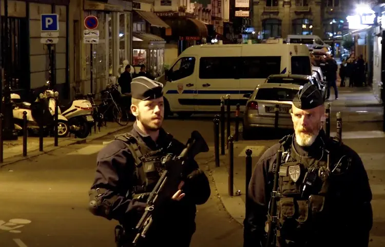 A polícia investiga cena de ataque a facas em Paris, na França, em 12 de maio de 2018. 
 (Reuters TV/Reuters)