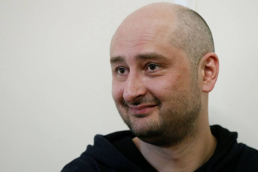Morte de jornalista russo foi encenada para protegê-lo, diz Ucrânia