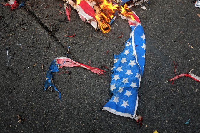 Bandeira dos EUA é queimada no parlamento do Irã; veja vídeo