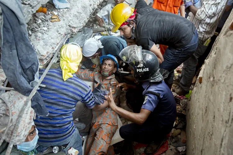 Resgate de vítimas no prédio Rena Plaza em abril de 2013 (Jeff Holt/Bloomberg)