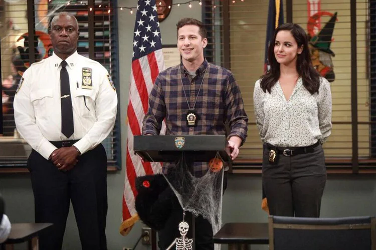 Os atores Andre Braugher (Captain Holt), Andy Samberg (Detective Peralta) e Melissa Fumero (Detective Santiago) da série "Brooklyn Nine-Nine"  (Brooklyn Nine Nine/Fox/Divulgação)