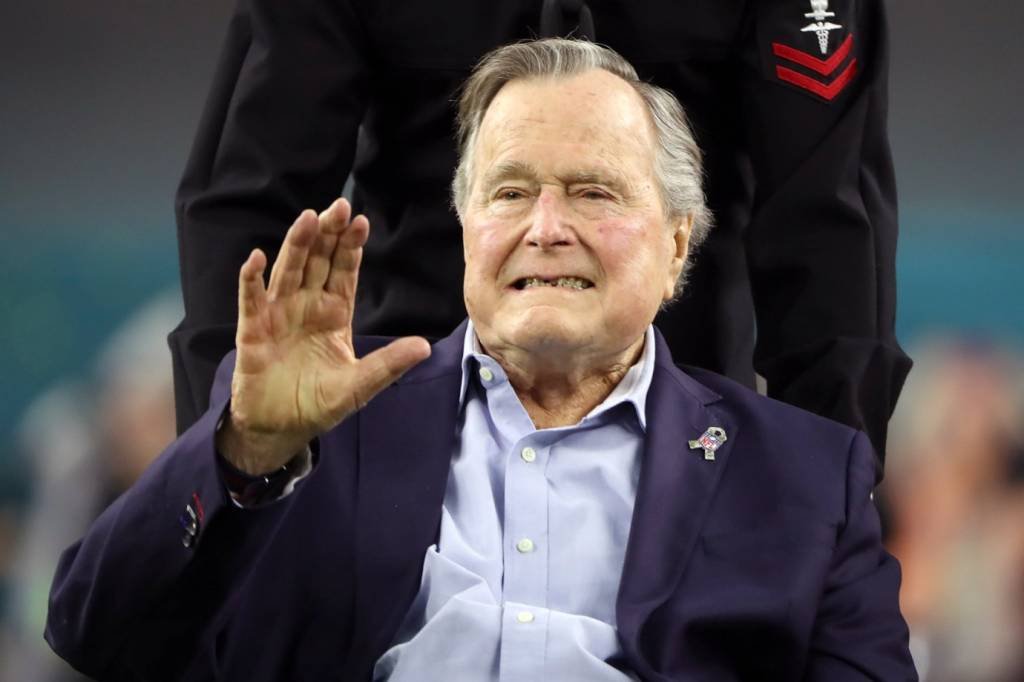 Ex-presidente dos EUA George H.W. Bush é levado ao hospital