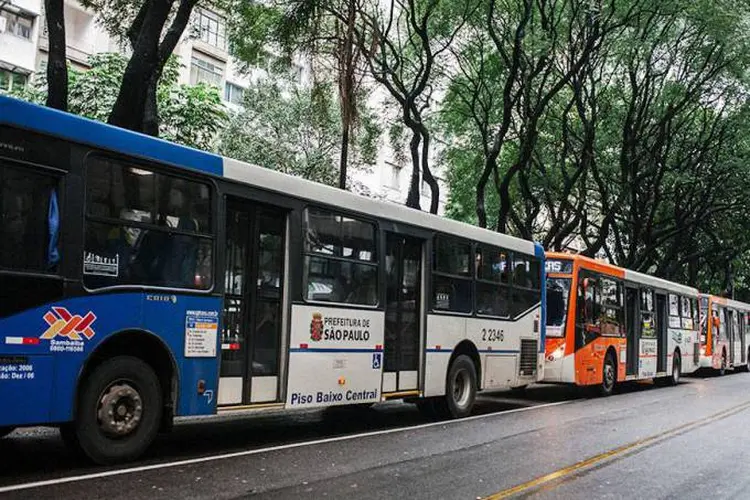 Ônibus em SP: mobilização teve início de manhã, quando a categoria fez uma caminhada da sede do sindicato, na região central, até o prédio da Prefeitura (Caio Palazzo/VEJA)