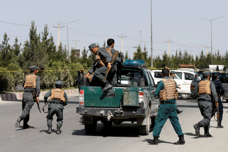 Afeganistão: os agressores usavam fardas militares e entraram com dois carros no ministério em Cabul (Mohammad Ismail/Reuters)