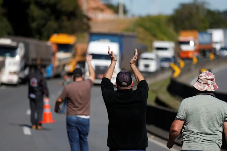 Caminhoneiros: paralisação, que foi iniciada na segunda (21),, continuará nesta quarta-feira (23) (Rodolfo Buhrer/Reuters)