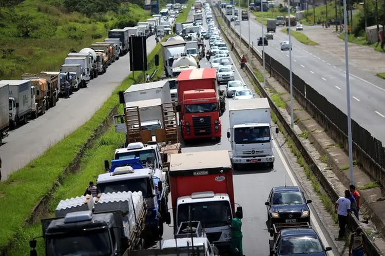 Caminhoneiros: em protestos, eles tem feito bloqueios em estradas, o que já impacta no abastecimento de combustível (Ueslei Marcelino/Reuters)