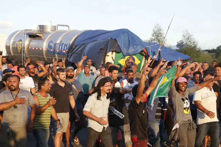 Caminhoneiros protestam na Rodovia Presidente Dutra, em Seropédica, Rio de Janeiro, nesta terça (29) (Tomaz Silva/Agência Brasil)