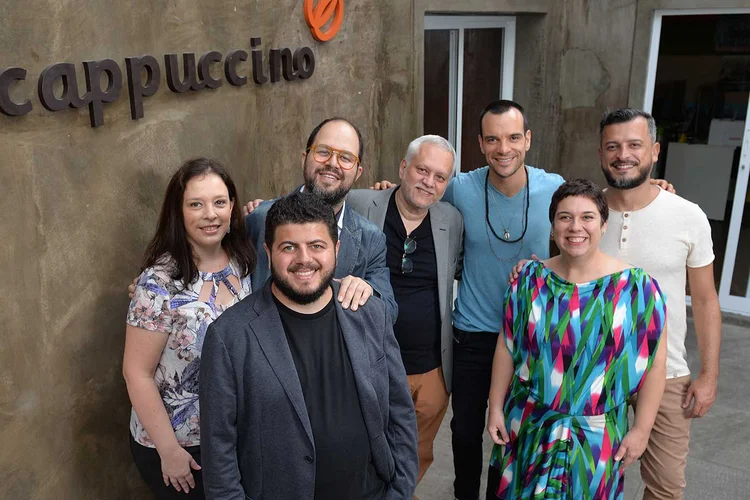 Direção: José Luiz Schiavoni  (no centro) e Eduardo Coelho (de camiseta azul) com executivos da Cappuccino e da Weber Shandwick (Weber Shandwick/Divulgação)