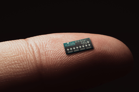 Na Suécia, fãs de tecnologia implantam chips na própria pele