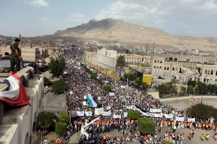 Cisjordânia: cerca de 200 palestinos protestam no posto de controle israelense de Beit El (Khaled Abdullah/Reuters)