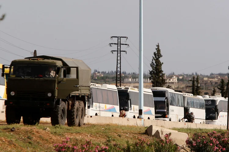 Homs: 25 ônibus deixaram Homs em direção a Aleppo (Omar Sanadiki/Reuters)