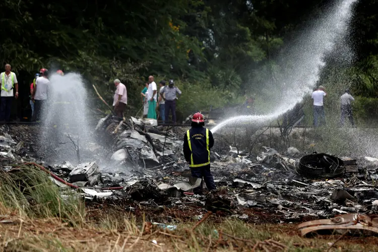 Destroços do Boeing 737: 108 pessoas morreram no acidente aéreo desta sexta-feira (18) em Cuba (Alexandre Meneghini/Reuters)
