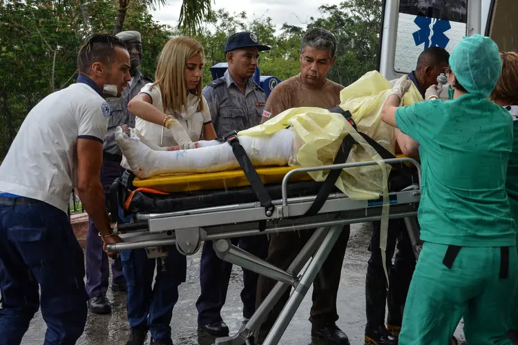 Resgate: sobreviventes foram levadas ao Hospital Calixto García, em Havana, em estado crítico (Marcelino Vazquez Hernandez / ACN / Apostila/Reuters)