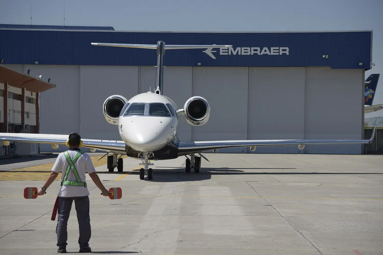 Avião da Embraer: empresa brasileira assinou memorando de entendimento com a Boeing para formação de joint-venture  (Paulo Fridman/Bloomberg)