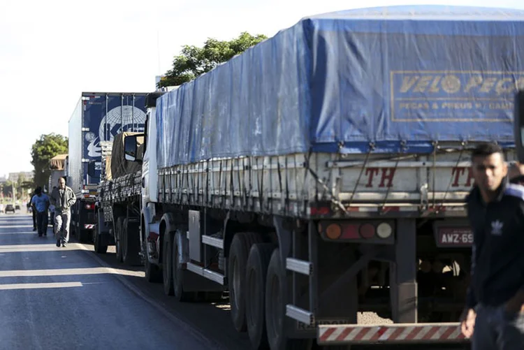 Caminhoneiros: motoristas estão paralisados desde a segunda (21) em protesto contra preços do diesel (Marcelo Camargo/Agência Brasil)