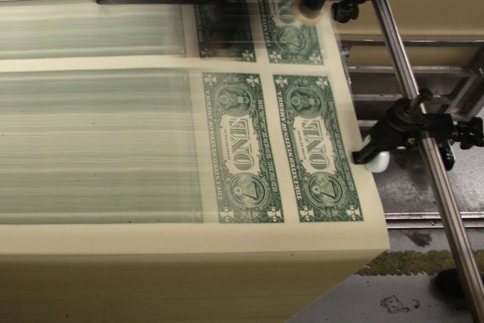 Após abrir a R$4,20, dólar ronda R$ 4,15 no início da tarde