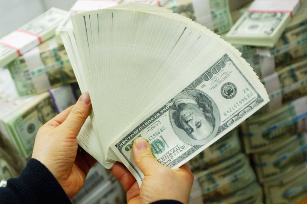 Dólar: na mínima da sessão, a moeda chegou a 3,7307 reais (Getty Images/Chung Sung-Jun)