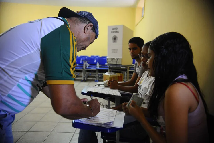 Homem vota em colégio eleitoral em Belém do Pará. (Tânia Rego/Agência Brasil)