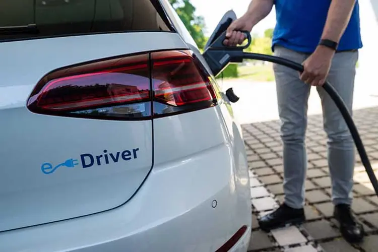 Carro elétrico E-Golf, da Volkswagen: setor de lubrificantes gera 146 bilhões de dólares ancorado nos carros a combustão (Jens Schlueter / Stringer/Thinkstock)