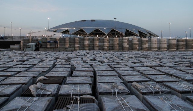 A 34 dias para a Copa na Rússia, estádio em obras recebe jogo-teste