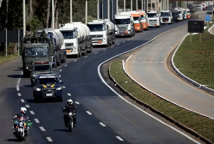 Brasília: exército escolta caminhões transportando combustível para o aeroporto de Brasília (Ueslei Marcelino/Reuters)