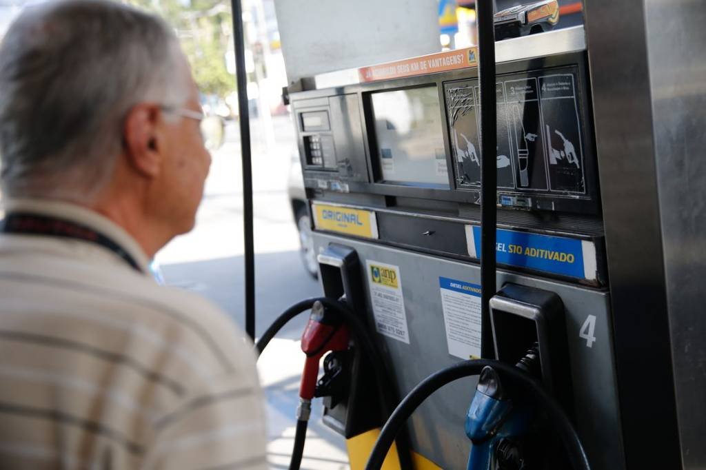 Governo calcula gastos de R$30 bi para conter preço dos combustíveis