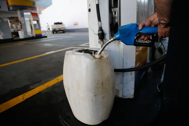 Greve: pessoas com galão, garrafas de água improvisada aguardavam sua vez para comprar o combustível (Fernando Frazão/Agência Brasil)