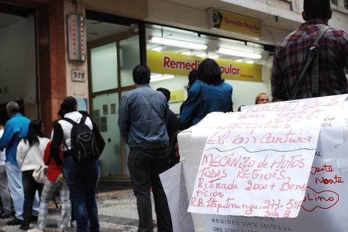 Cerca de 6 mil pessoas foram na manhã desta segunda-feira, 16, à sede do Sindicato dos Comerciários de São Paulo em busca de uma vaga de emprego (VEJA/Reinaldo Canato)