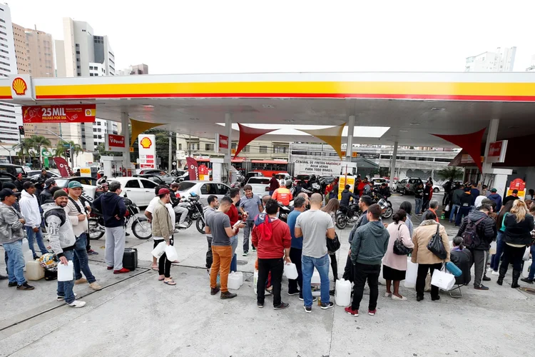 Pessoas formam fila para abastecer em posto em Curitiba, devido à greve dos caminhoneiros (Rodolfo Buhrer/Reuters)