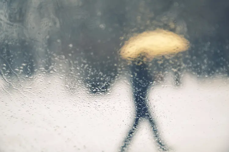 No frio, pedestre anda com guarda-chuva (Thinkstock/Thinkstock)