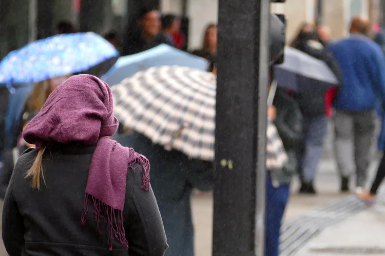 Pessoas caminham durante dia frio em São Paulo: sensação térmica na madrugada de domingo foi de até 2ºC (Fernanda Carvalho/Fotos Públicas)