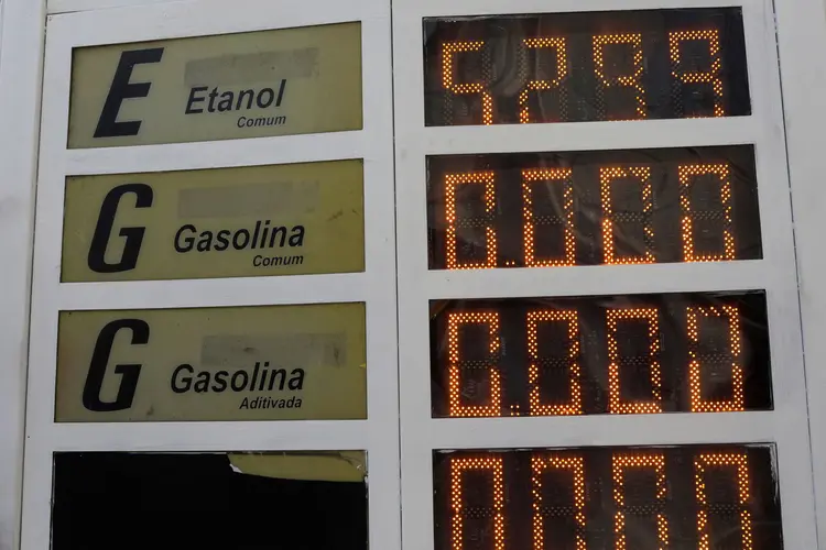 Gasolina: Antes da greve começar, mesmo o aditivado, não passava de R$ 4, afirma marador do Rio (Ricardo Moraes/Reuters)